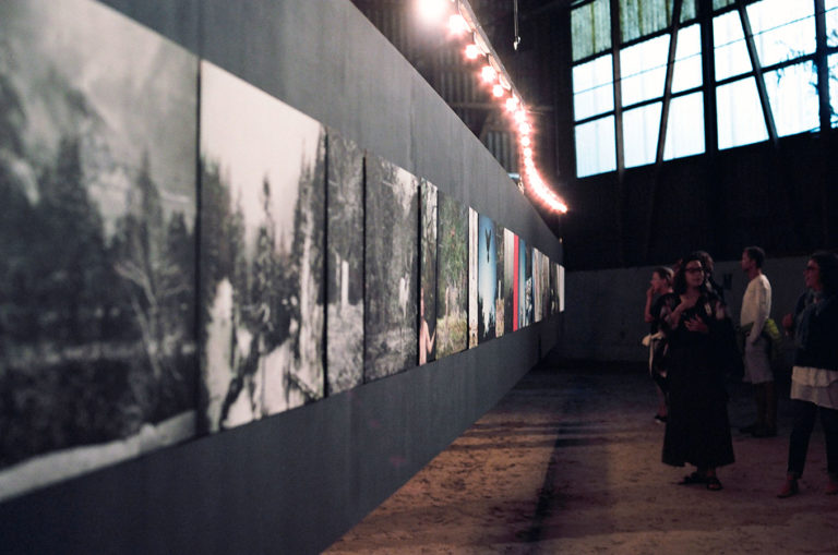 Nous sommes les Rêveurs. Installation-vernissage. Image d'un visiteur